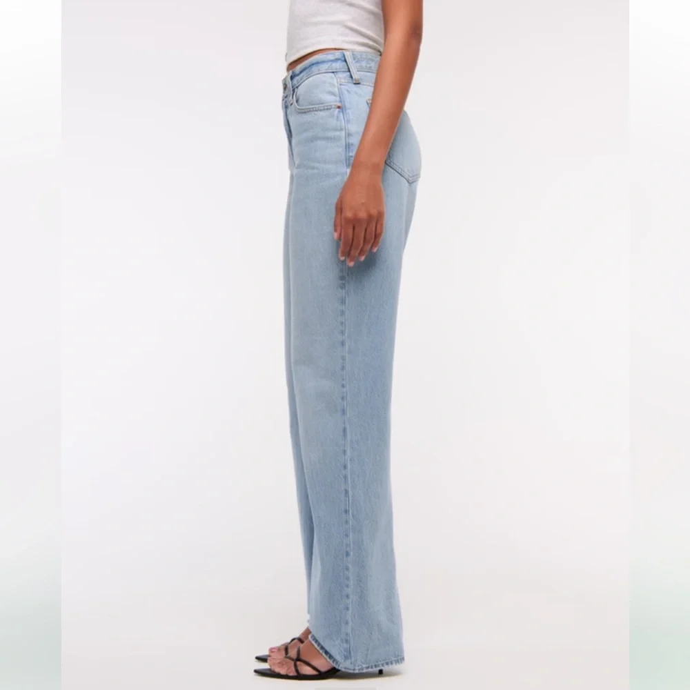 NWT Abercrombie and Fitch Curve Love High Rise Loose Jeans Size 34 Long - Picture 2 of 15